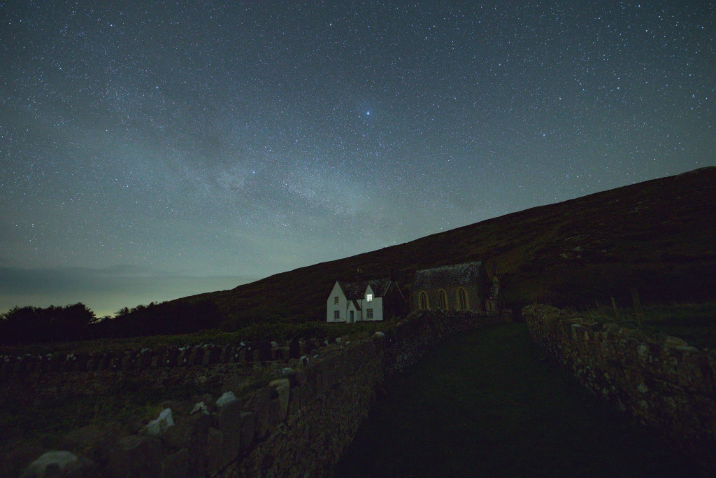 A picture of the Milky Way starting to appear above Ty Capel and the Capel.